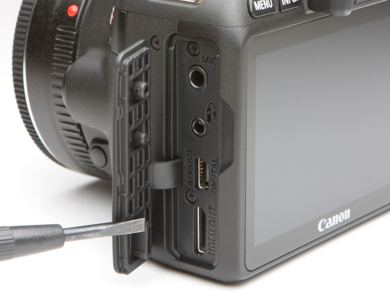 インターフェースは上からマイク、リモート、USB、HDMIとなる。マイクはステレオ入力に対応。USBにはGPSレシーバーGP-E2の接続が可能だ。