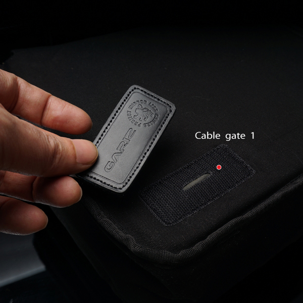 イヤホンのコードを通せる穴を設けた