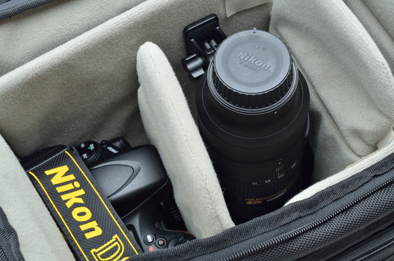 AF-S NIKKOR 70-200mm F2.8 G ED VR IIとD800の収納例。横置きなら装着したまま、レンズを外せば縦置きも可能