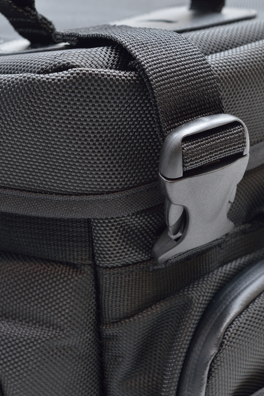 素材は太めの糸を用いた1680デニールナイロン。外部ポケットには止水ファスナーを使用。2カ所にD環を備える。フラップはバックルでも閉じることもできる