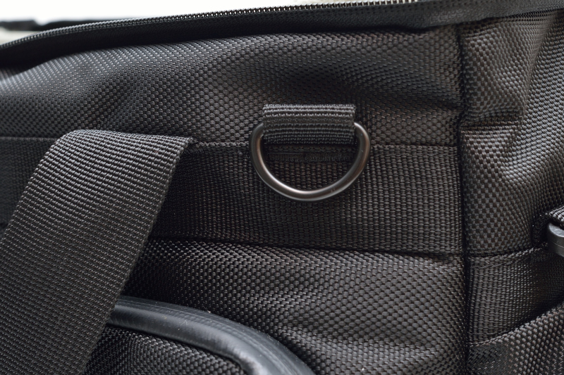 素材は太めの糸を用いた1680デニールナイロン。外部ポケットには止水ファスナーを使用。2カ所にD環を備える。フラップはバックルでも閉じることもできる