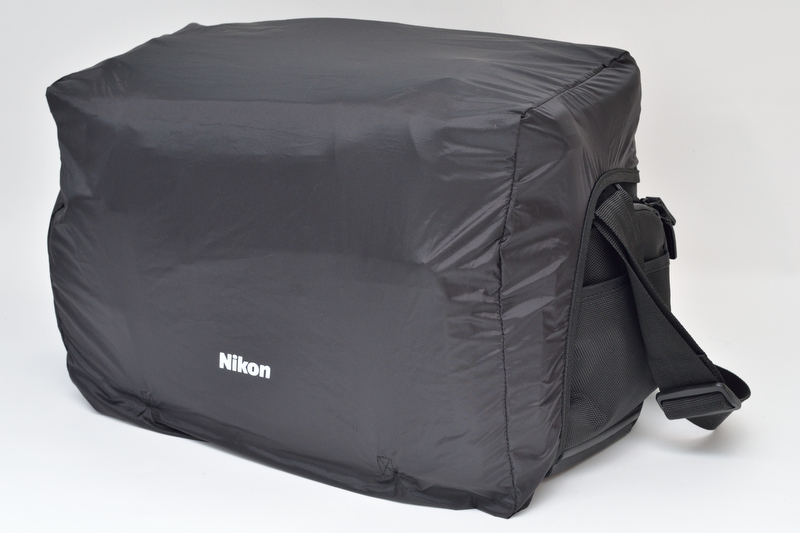 付属のレインカバーは着脱可能。底部のポケットに収納できる。