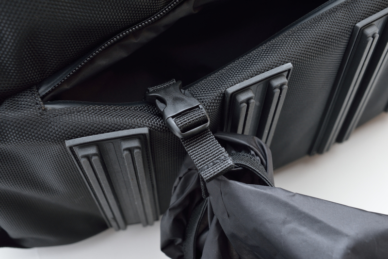 付属のレインカバーは着脱可能。底部のポケットに収納できる。