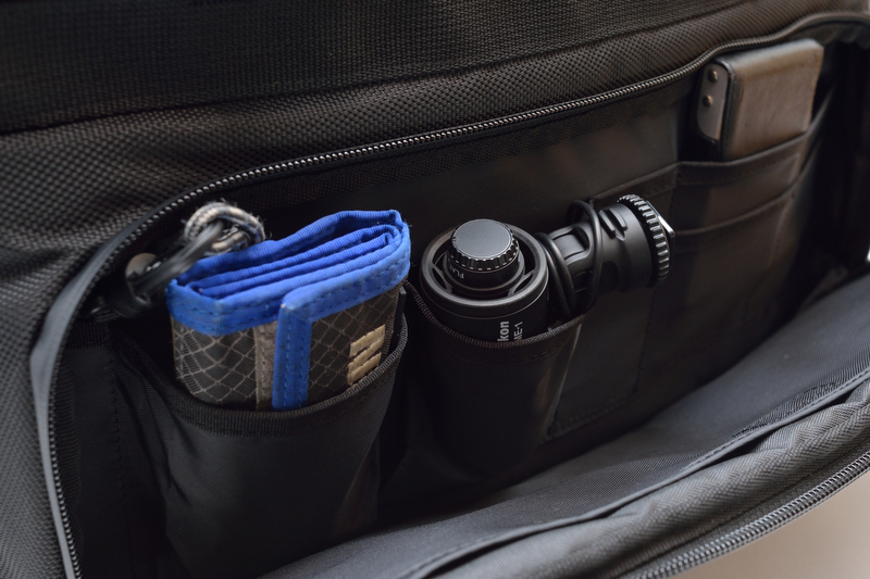 前面ポケット内にはフックも用意されている