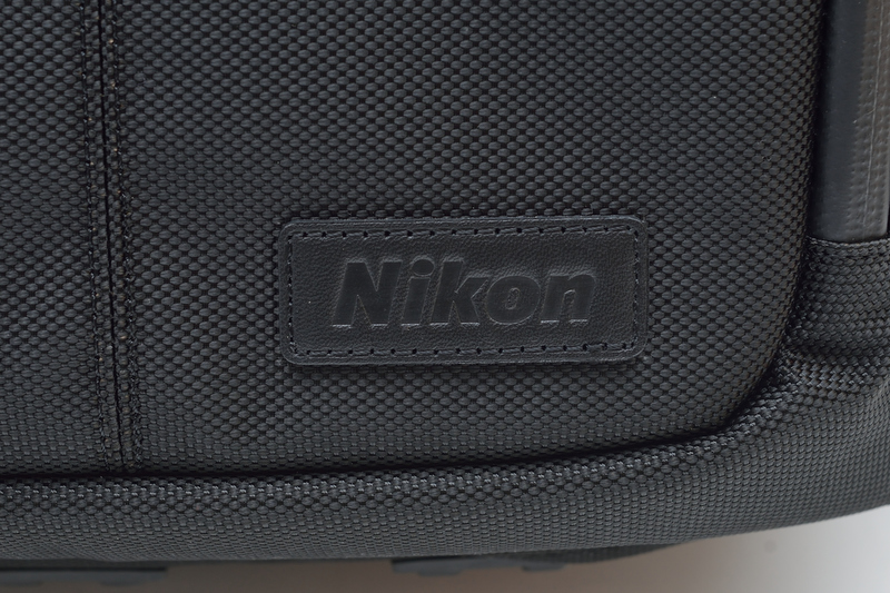 ニコンロゴとシューティングマスターのロゴ。付属のネームタグにも刻印が押されている