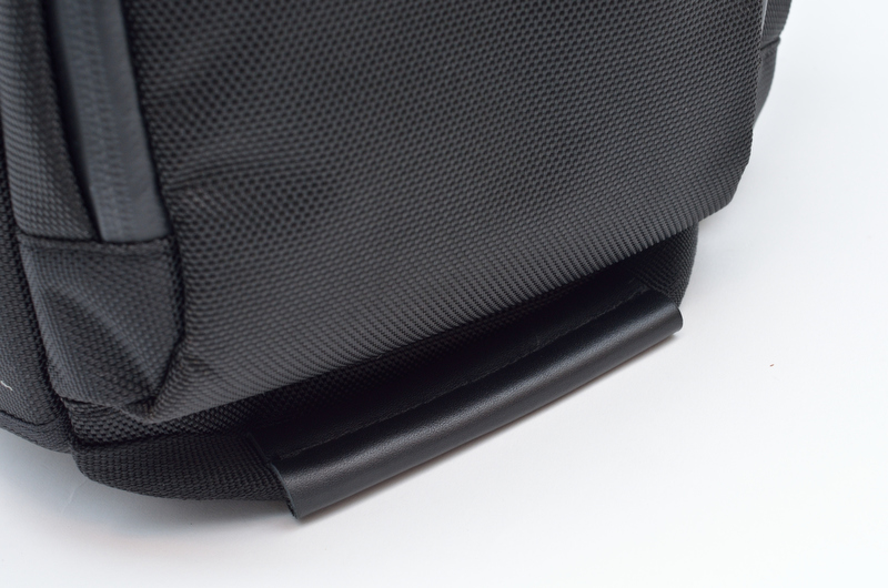 底部の左右にハンドルが備えられている