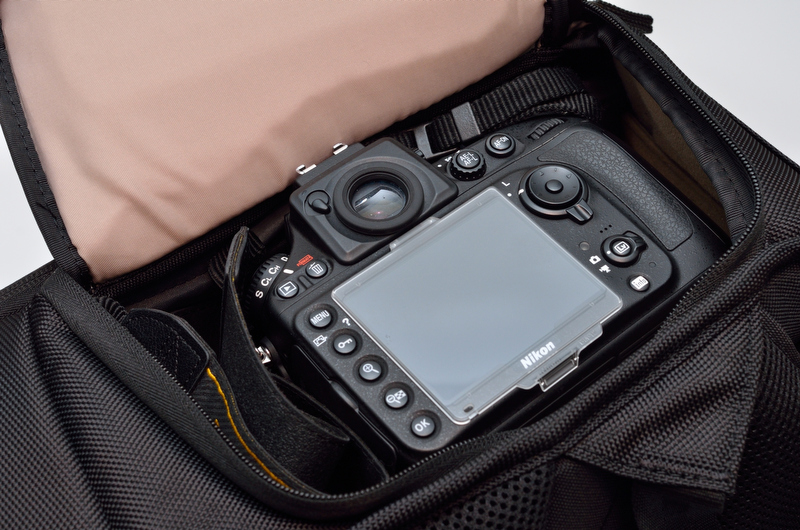 サイドからレンズを装着したボディにアクセスできるクイックアクセスシステム。内部では固定テープでレンズを固定することができる