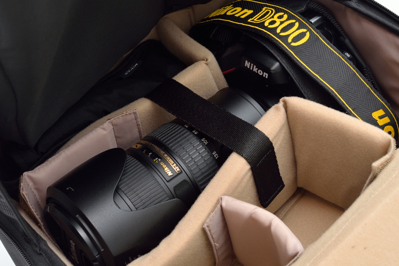 サイドからレンズを装着したボディにアクセスできるクイックアクセスシステム。内部では固定テープでレンズを固定することができる