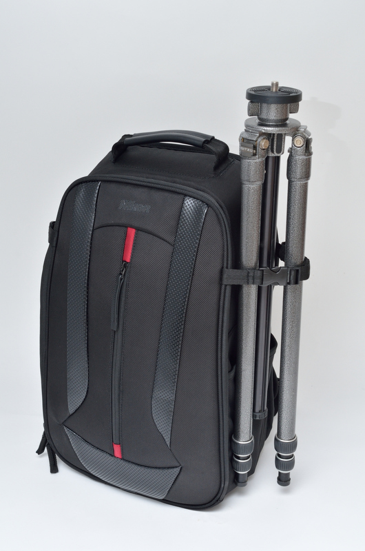 三脚を固定したところ。三脚を固定しない場合はペットボトルをポケットに入れることができる