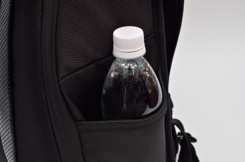 三脚を固定したところ。三脚を固定しない場合はペットボトルをポケットに入れることができる