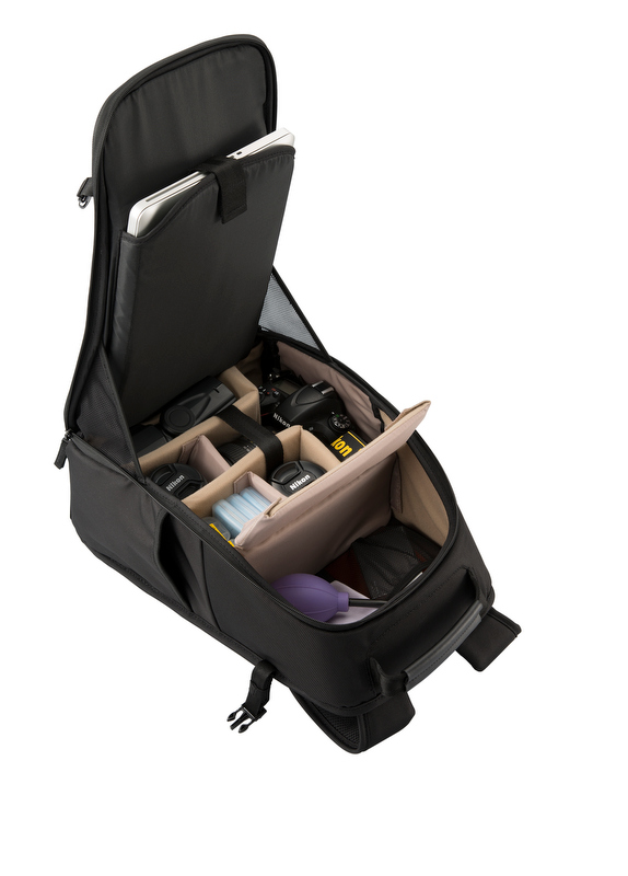 収納例。D600ボディとAF-S NIKKOR 28-300mm F3.5-5.6 G ED VR 、AF-S Micro NIKKOR 60mm F2.8 G ED、AF-S NIKKOR 50mm F1.8 G、スピードライトSB-910、A4サイズノートPCなどを収納可能。バッグ内上部も AF-S NIKKOR 70-200mm F2.8 G ED VR IIを収納して余裕がある