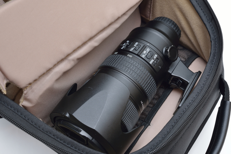 収納例。D600ボディとAF-S NIKKOR 28-300mm F3.5-5.6 G ED VR 、AF-S Micro NIKKOR 60mm F2.8 G ED、AF-S NIKKOR 50mm F1.8 G、スピードライトSB-910、A4サイズノートPCなどを収納可能。バッグ内上部も AF-S NIKKOR 70-200mm F2.8 G ED VR IIを収納して余裕がある