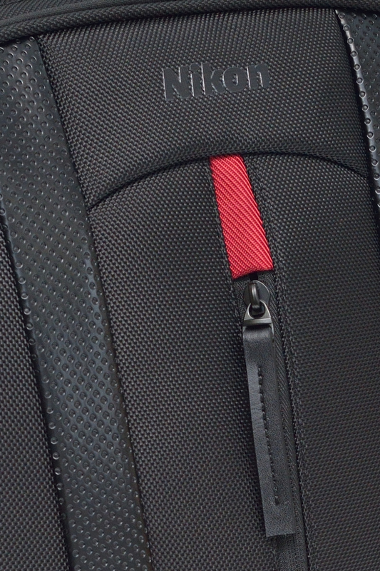 控えめなニコンロゴと赤いワンポイント