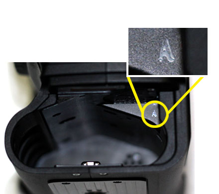 黄色の丸部の様に白い｢A｣のマークがある。