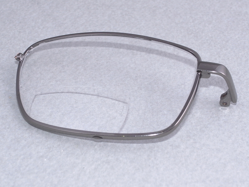 二重レンズ老眼鏡を純粋な“二重レンズ”にするため、片側だけをベンチで切り取り、ツルの部分をネジを緩めて取り外した。