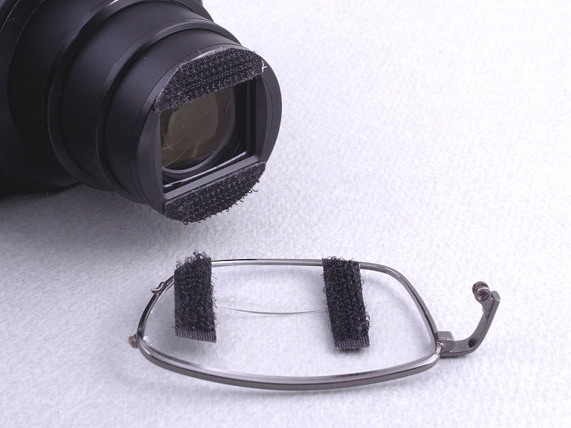 二重レンズと、CX6のレンズ回りのそれぞれ2カ所に、細切りした面ファスナーを貼り付ける。