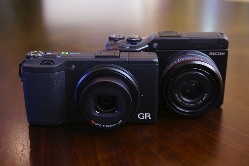 GRと「GR LENS A12 28mm F2.5」ユニットを装着したGXR。意外とサイズは似通っていて、幅はGXRの方が短いのです! 奥行きはだいぶ違うけど。