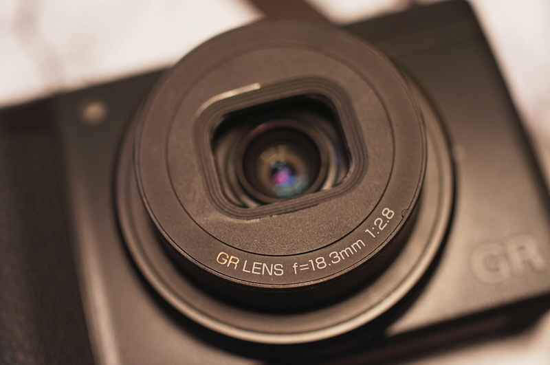 焦点距離は「GR DIGITAL IV」の6mmから18.3mmに。35mm版換算で28mmなのは変わらず。明るさは開放F2.8のGRレンズ。