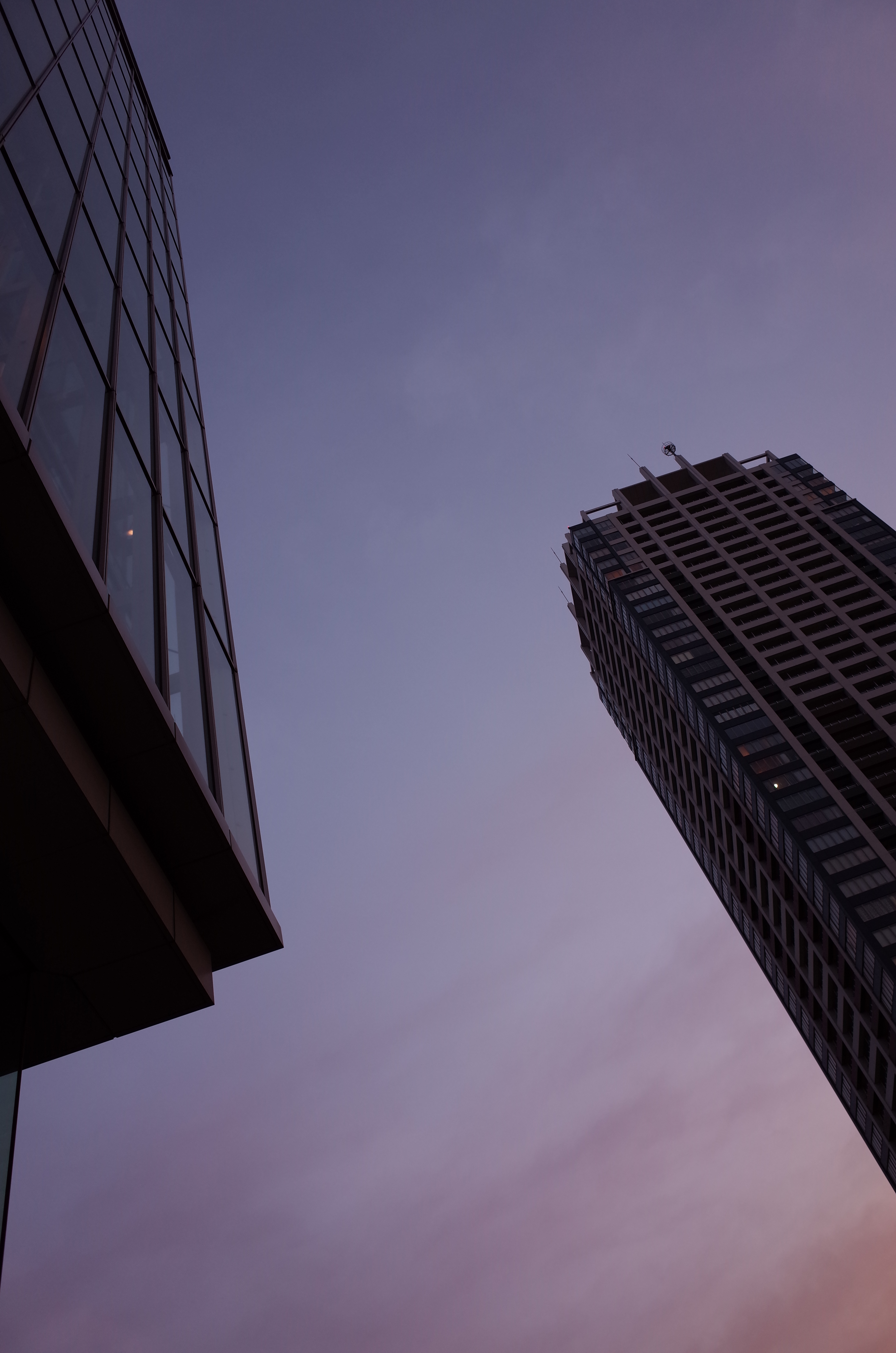 夕景。GRは、ビビッドな画像設定が、GXRよりやや控え目なような気がします（これは、この連載で要検討）。GR / 約4.7MB / 3,264×4,928 / 1/60秒 / F4 / -0.3EV / ISO100 / プログラムAE / WB：オート / 18.3mm