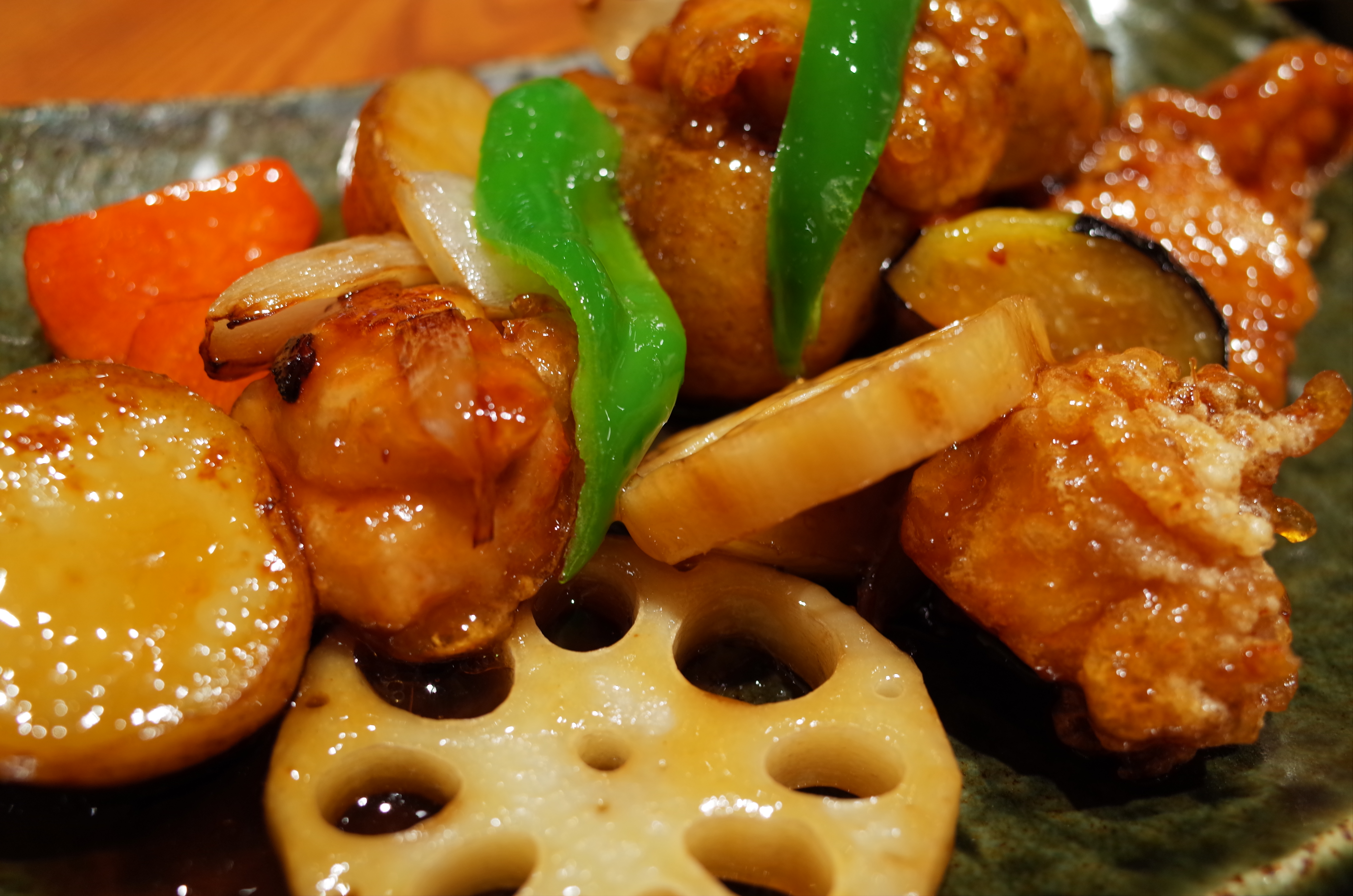 料理写真その1。28mmの画角でレンズ先端から10cmまで寄れるのは便利だったり、でも逆に余計にまわりが入り込みすぎてしまったり、画像の隅まで気を配る必要があります。GR / 約5.7MB / 4,928×3,264 / 1/15秒 / F4 / 0EV / ISO160 / プログラムAE / WB：オート / 18.3mm