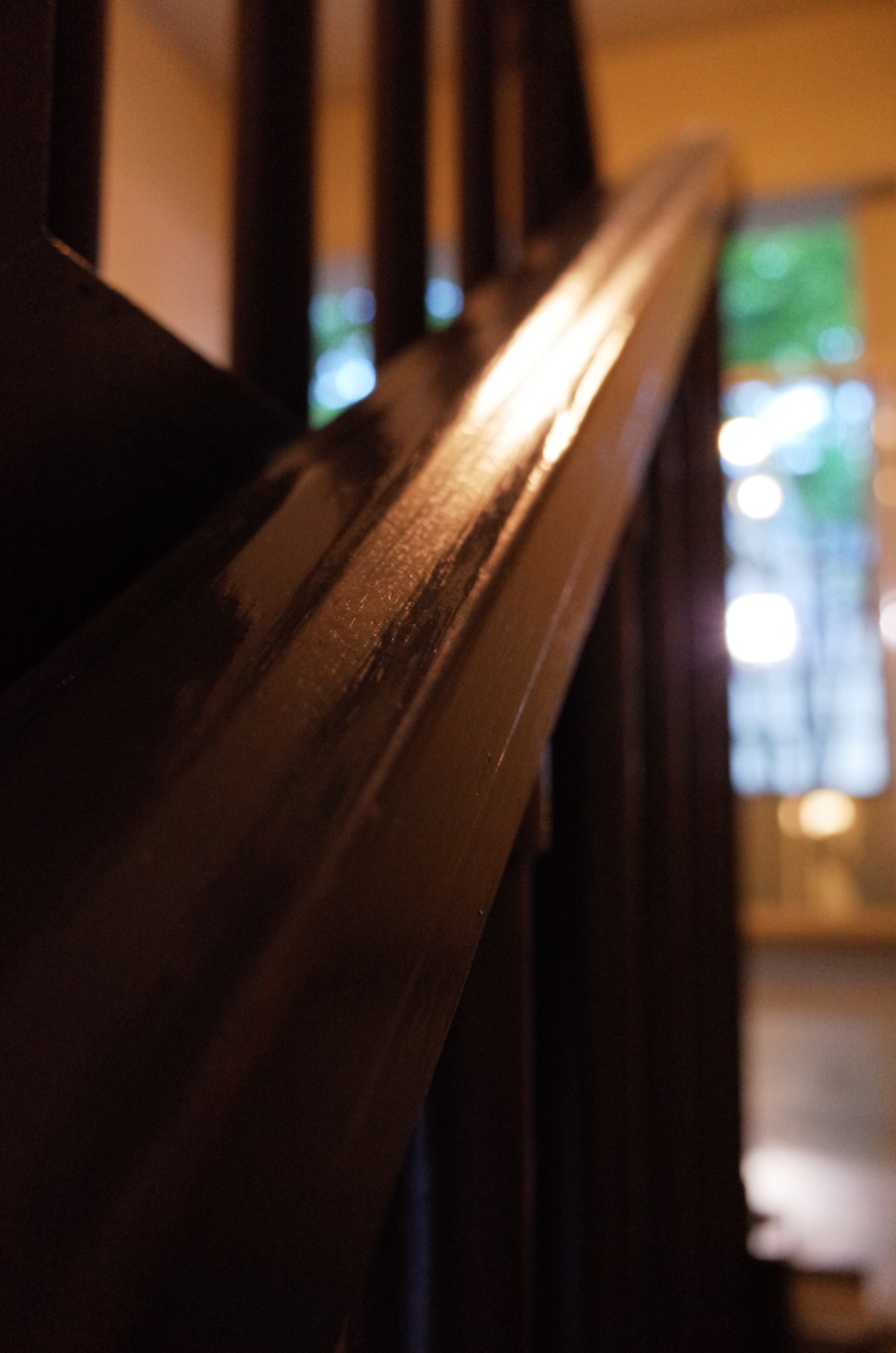 木製の階段の手摺り。暗いところで、ISO感度が上がるスピードは、個人的にはもうちょっと粘ってくれればいいのにと思います。が、感度を上げた方がスナップ写真の成功率は高くなるので、そのあたりのバランスかな。感度の上がり方を調整できればいいのですが。GR / 約6MB / 3,264×4,928 / 1/10秒 / F4 / -1EV / ISO3200 / プログラムAE / WB：オート / 18.3mm