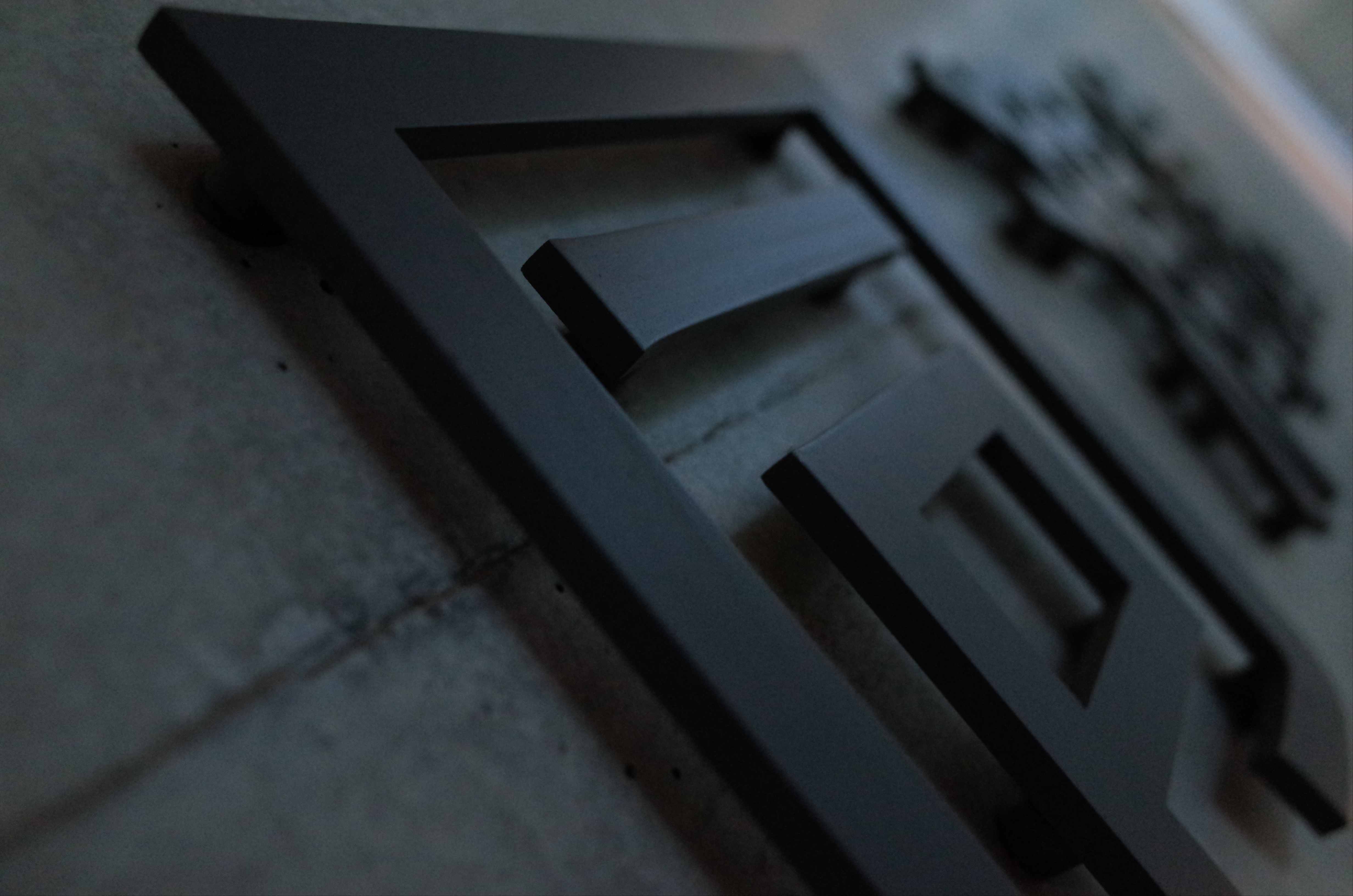 ロゴ。これも薄暗いところで、粘って撮りました。高感度で粒状感が出てくると思えば、ISO2500あたりでも楽しく思えてきたりしますよね? ね? GR / 約6MB / 4,928×3,264 / 1/40秒 / F4 / -1EV / ISO2500 / プログラムAE / WB：オート / 18.3mm