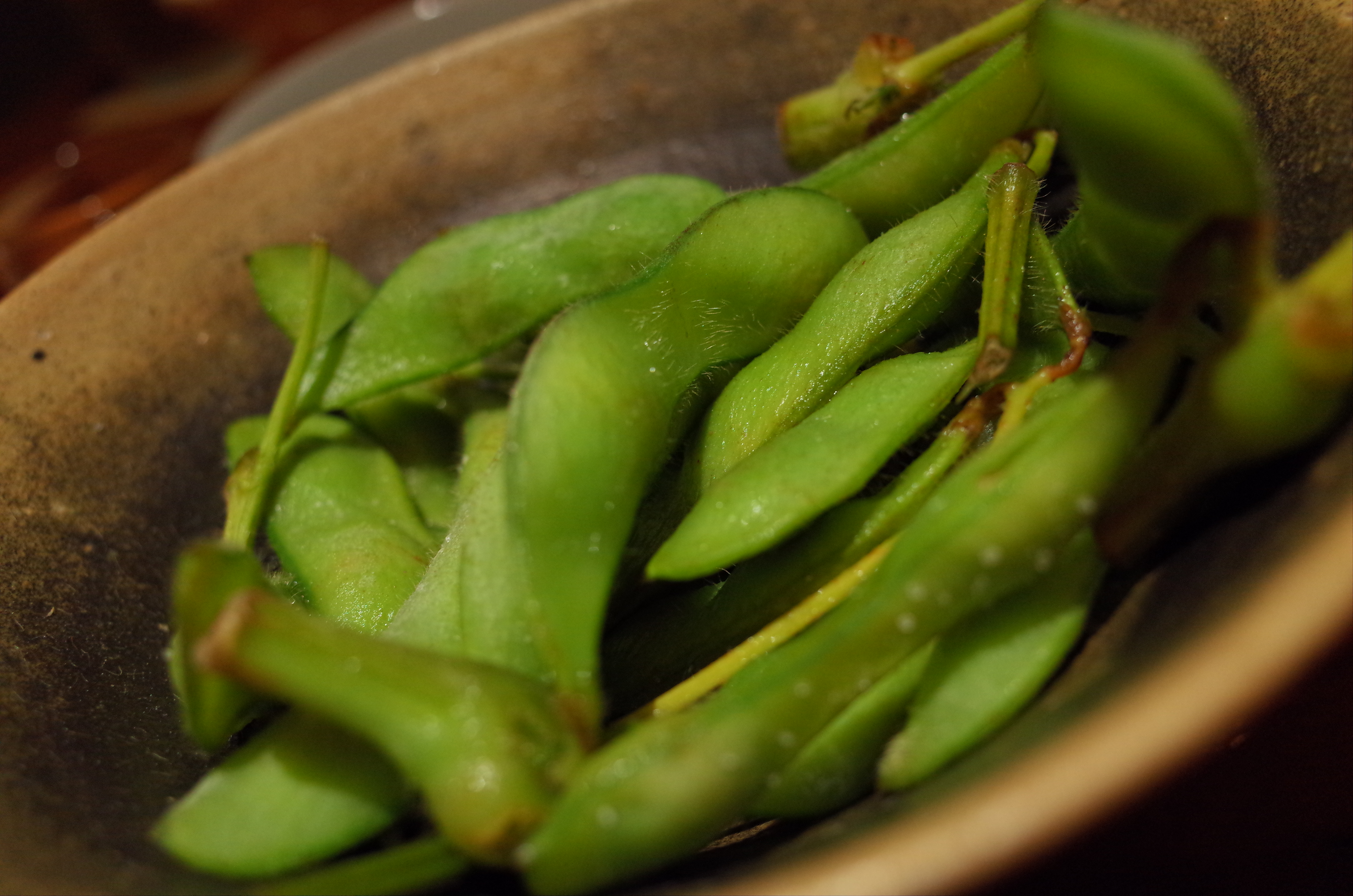 みるからに枝豆。GRは産毛までちゃんと写しとってくれています。GR / 約5.8MB / 4,928×3,264 / 1/40秒 / F4 / -0.3EV / ISO1100 / プログラムAE / WB：オート / 18.3mm