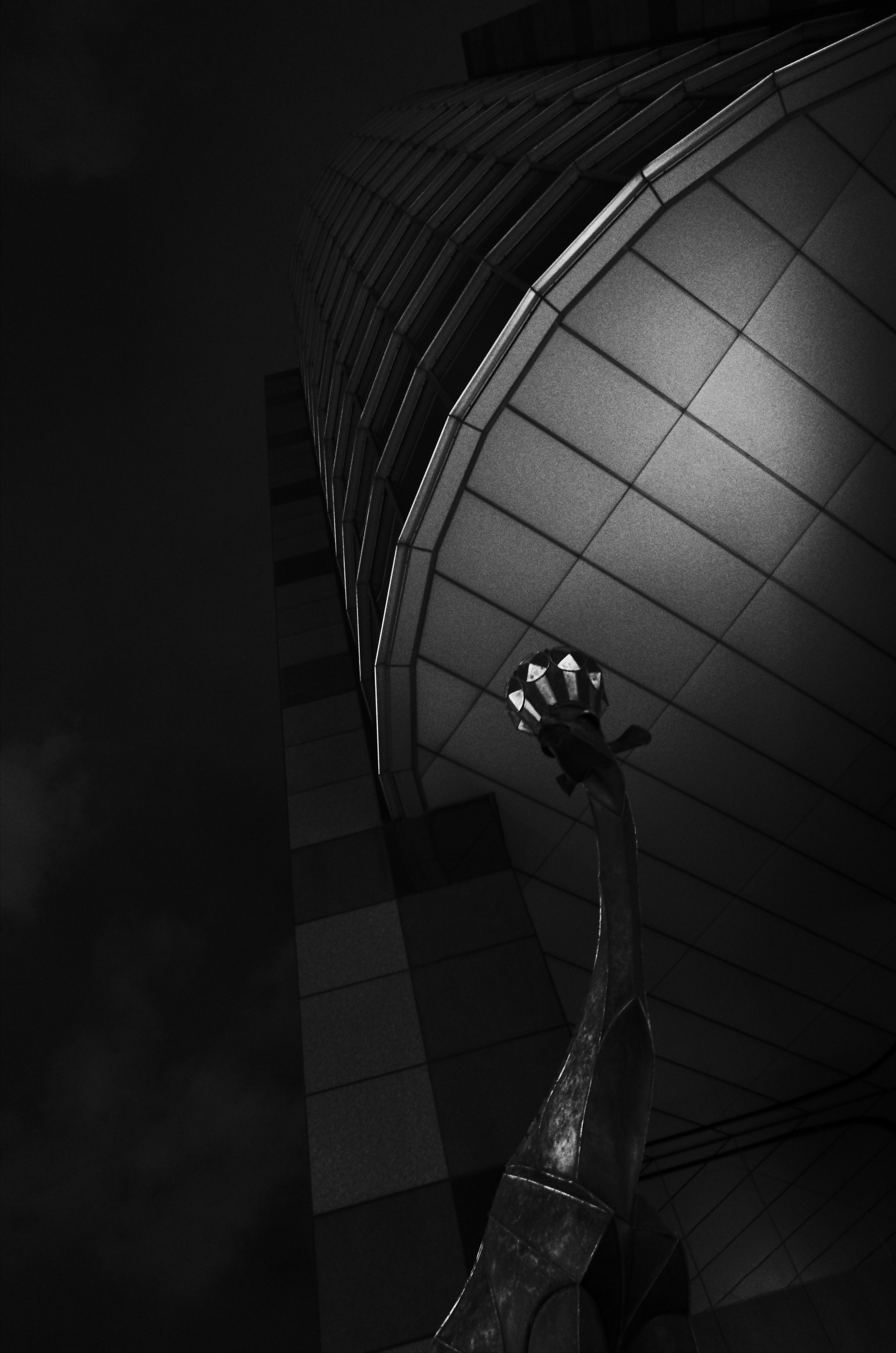 エフェクトモードから選べるようになった白黒は、多少高感度の設定でも、かえって雰囲気のあるモノクローム写真になります。光が反射しているエッジの描写が気持ちいいですね。GR / 約6.5MB / 3,264×4,928 / 1/10秒 / F4 / -0.3EV / ISO3200 / プログラムAE / WB：オート / 18.3mm