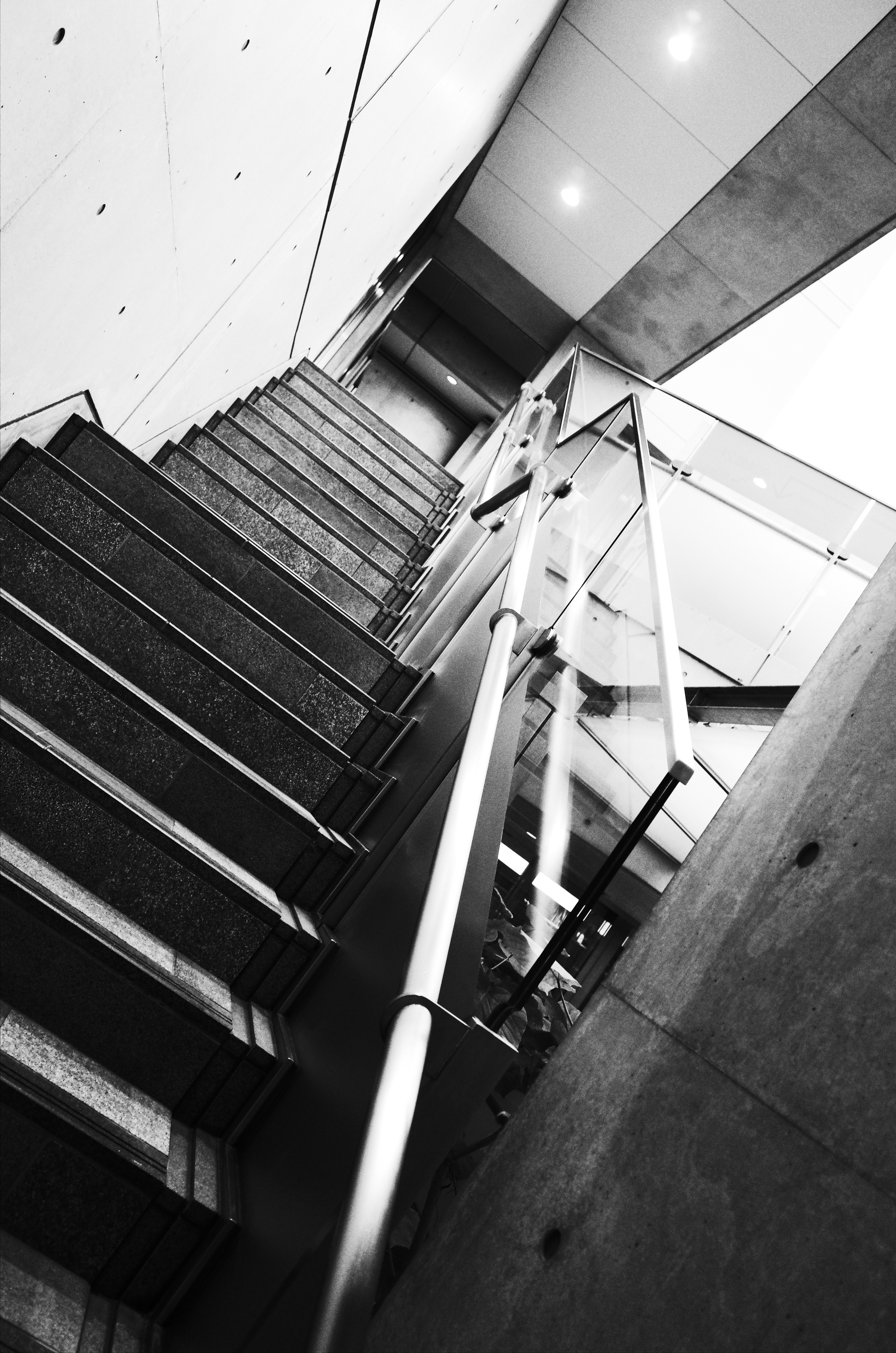 やや明るいうちにハイコントラスト白黒で撮影すると、こんな感じに。露出補正で、もっと飛ばしたり、逆に沈み込ませたりするのも面白そうです。GR / 約6.2MB / 3,264×4,928 / 1/40秒 / F4 / +1EV / ISO1000 / プログラムAE / WB：オート / 18.3mm