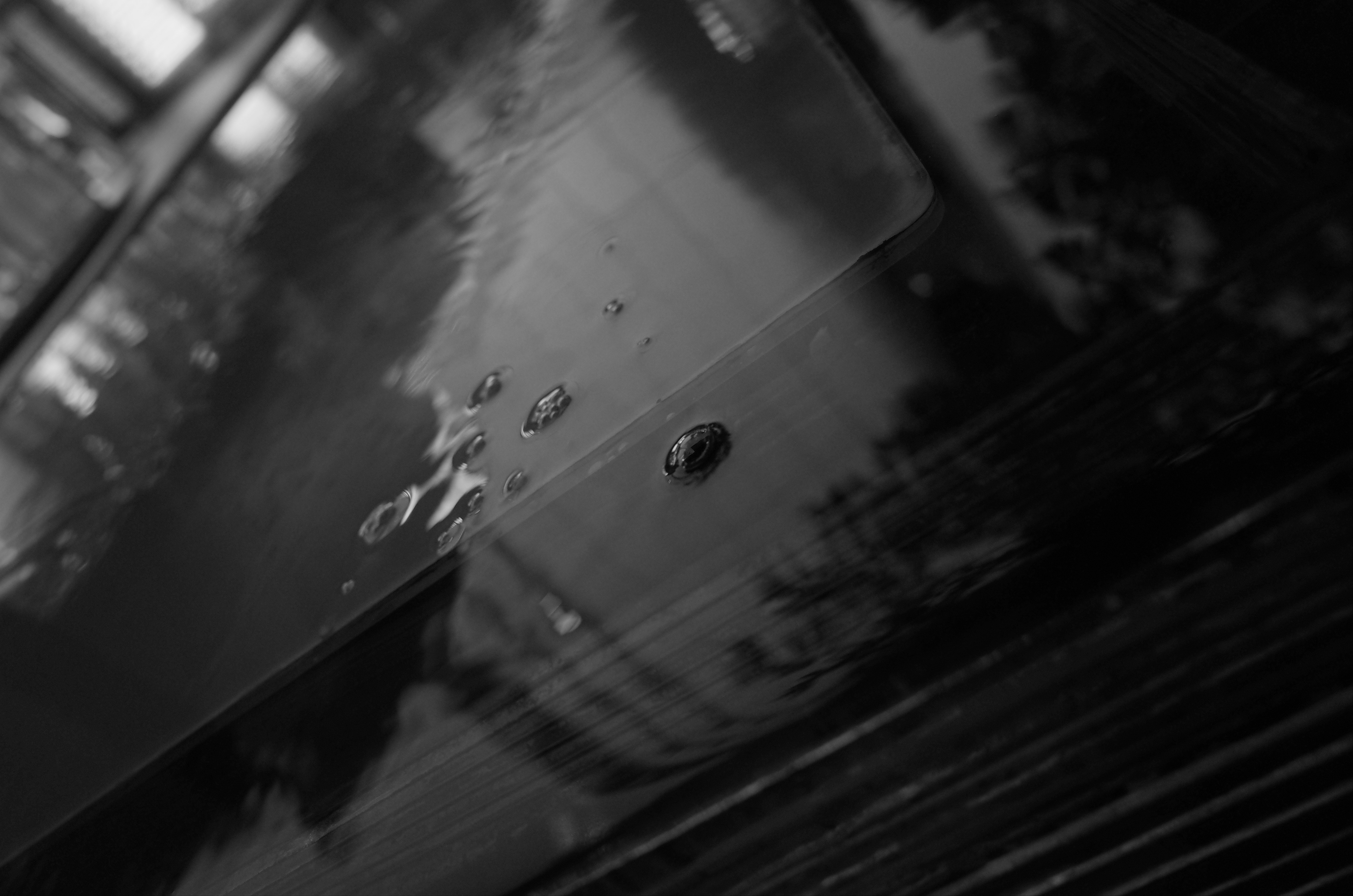 低ISOで、消えては現れる泡を撮影。低感度の白黒は、解像度は高いまま階調滑らかな描写になります。GR / 約5.6MB / 4,928×3,264 / 1/40秒 / F4 / -0.3EV / ISO560 / プログラムAE / WB：オート / 18.3mm