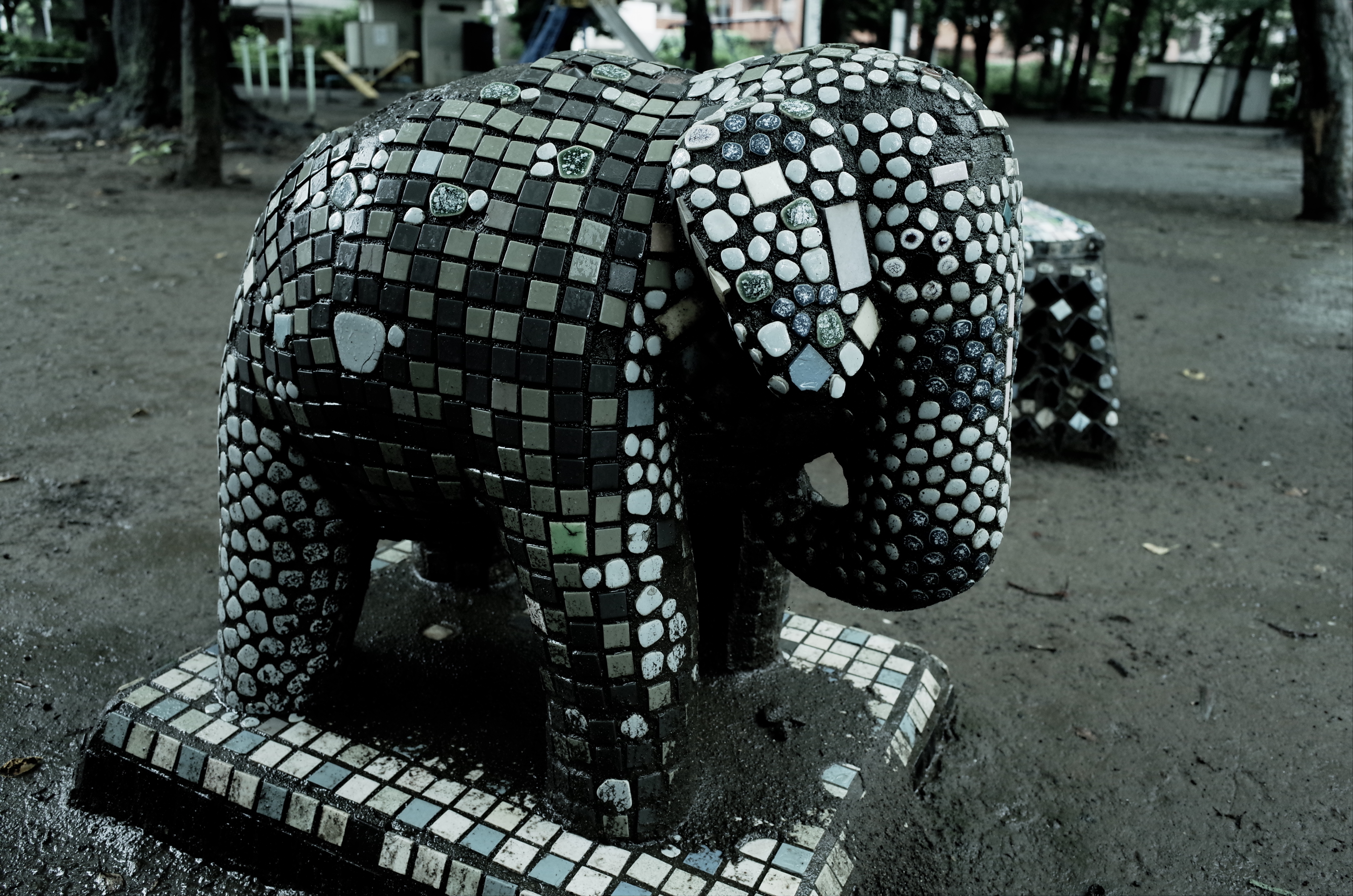 タイルで彩られた象を、ブリーチバイパスで。これも露出補正を変えるとずいぶんと印象が変わります。最近、好みのエフェクトです。きっと誰でも1度は通る道。GR / 約6.2MB / 4,928×3,264 / 1/50秒 / F4 / -1EV / ISO320 / プログラムAE / WB：オート / 18.3mm