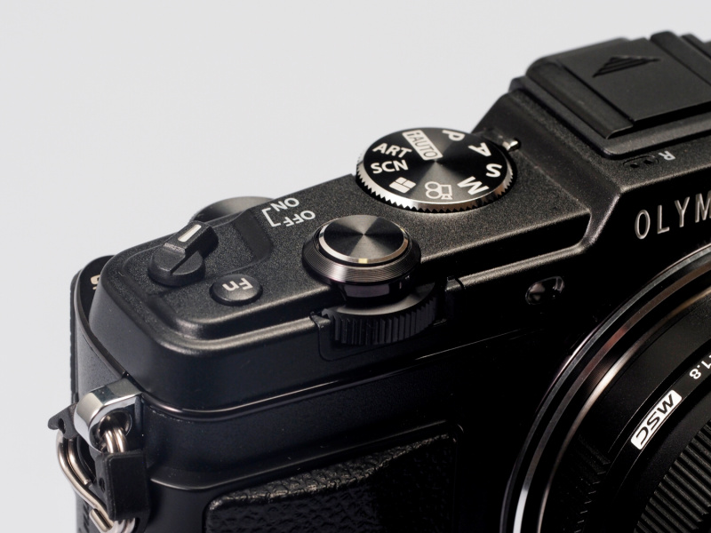 シャッターボタン、モードダイヤル周り。ダイヤルやスイッチ類は全てアルミの削り出し、テンションや指がかり等の操作感色まで考慮して細部まで入念に造り込まれている。