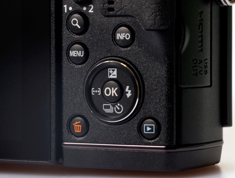 メインダイヤルが移動し十字ボタンも金属製に。見た目もカッコよく、操作もしやすくなった。