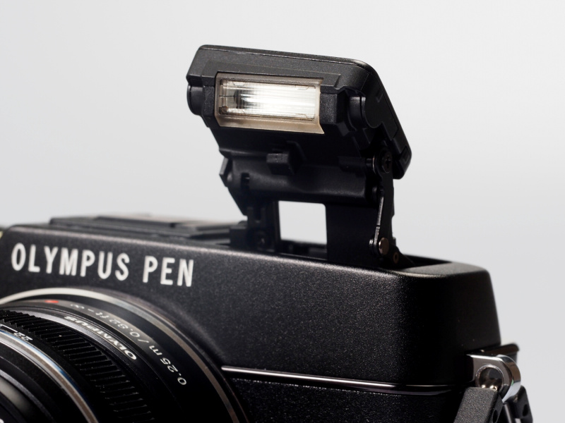 ポップアップ式の内蔵フラッシュ。ガイドナンバーは10（ISO200・m）。外部フラッシュのワイヤレス制御するコマンダー機能を搭載している。