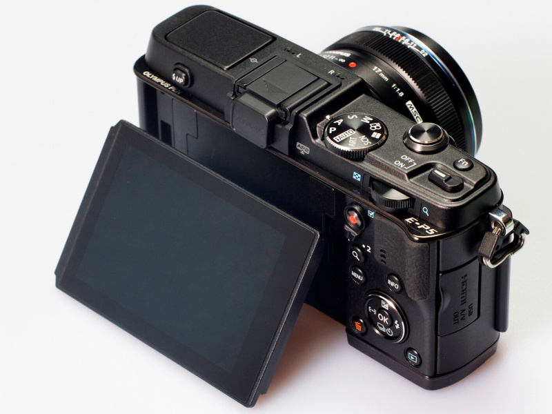 背面モニターは上80度下50度のチルト可動式液晶モニター。タッチパネル式を採用する。高精細104万ドットとなり、ハイアングルやローアングルでの撮影の自由度が増した。デザインが崩れることなく組み込まれている。