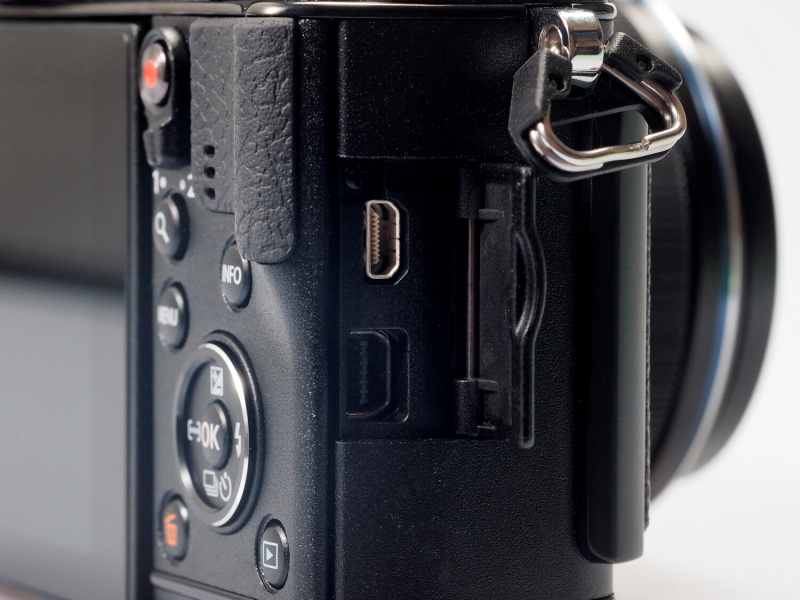 インターフェース部。上がHDMIマイクロコネクタ（タイプD）、下が専用マルチコネクタ（USB2.0）。