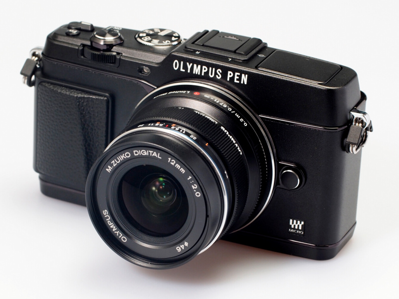 「M.ZUIKO DIGITAL ED 12mm F2」ブラックモデルを装着したイメージ。全世界3,000セット限定のレンズ。同じく黒塗装を施されたレンズフードの他に、レンズキャップとプロテクトフィルターがセットになっている。