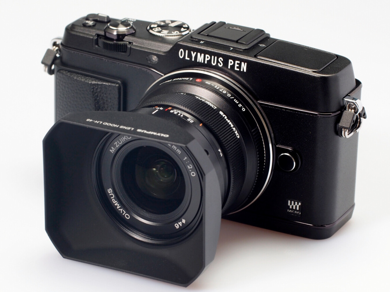 「M.ZUIKO DIGITAL ED 12mm F2」ブラックモデルを装着したイメージ。全世界3,000セット限定のレンズ。同じく黒塗装を施されたレンズフードの他に、レンズキャップとプロテクトフィルターがセットになっている。