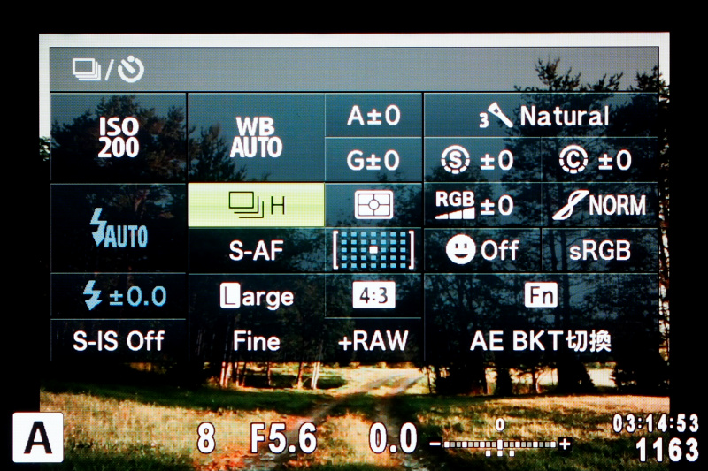 操作性の特徴としてLVスーパーコンパネ（左）の搭載がある。設定項目を一覧で表示し、ダイレクトに設定変更ができるので便利だ。タッチ操作も可能。