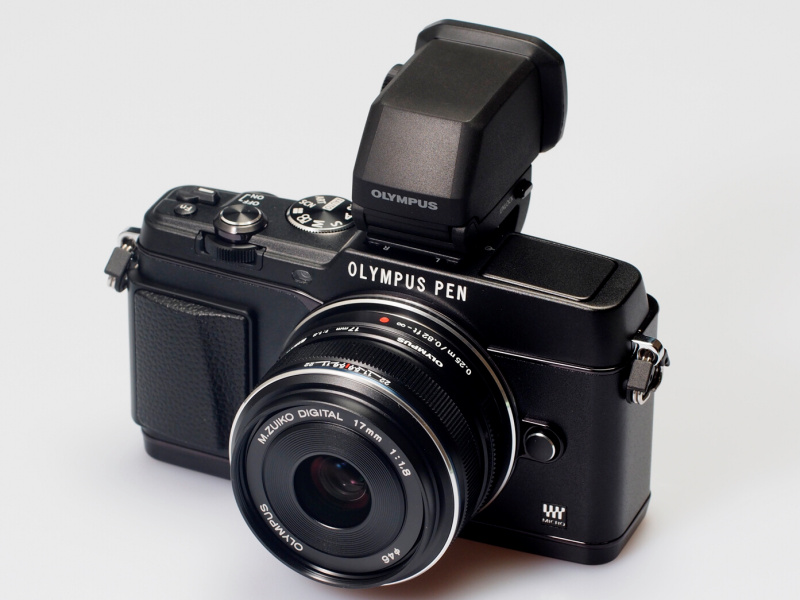 電子ビューファインダー「VF-4」を装着したイメージ。236万ドット液晶で倍率は1.48倍。広く高精細でフルサイズ一眼レフ上級機と同等の視認性を誇る。