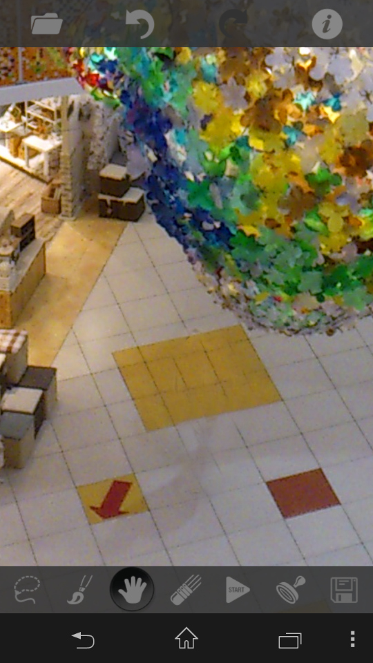 今度は、黄色いタイルに入り込んだ白色部分にツールを使った。処理の結果はご覧の通り。これなら満足できるできだ