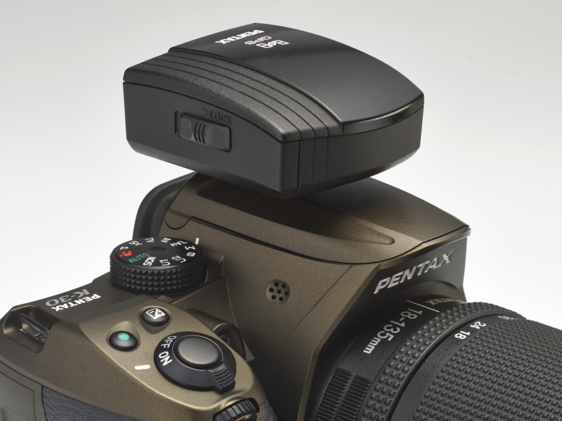 ペンタックスのシステムには、K-30やK-5系と同様の防塵・防滴性能を備えたGPSユニットO-GPS1が用意されている。本稿執筆現在での量販店での価格は1万7,700円前後。