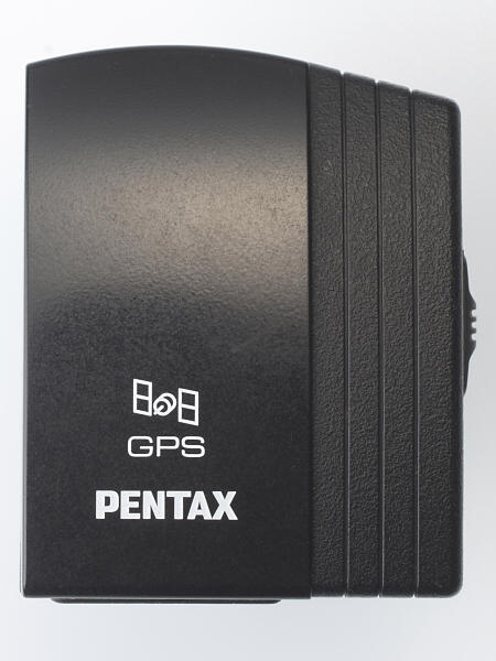 上面。写真から受ける印象よりも、実際は遥かにコンパクト。常時携行するにも苦労はない（小さすぎて私はよくカメラバッグの中で行方を見失ってしまう）。