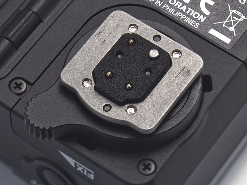 ストロボと共通の連動接点を使い、専用プロトコルで通信を行なう。端子部にはゴムパッキンが施され、カメラに取り付けるとホットシューに密着し、防塵・防滴性を確保する。