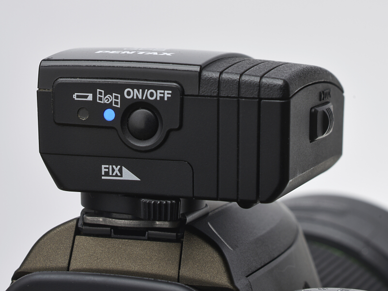 背面の操作部に電源スイッチと動作状態を示すLEDインジケーターを備える。バッテリーや衛星の捕捉状況を、「点灯ならよし」という形で直感的に表示する。