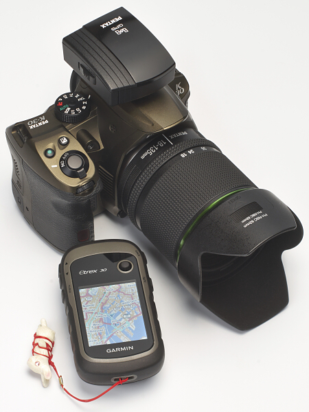 より受信性能の高いGPSロガーをカメラ用GPSユニットと組み合わせて利用することで、悪条件でも確実にジオタグを記録することが可能になる。