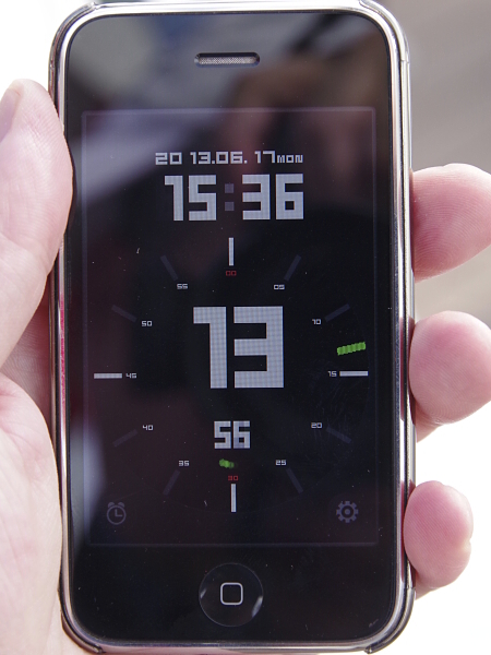O-GPS1の時刻自動修正機能で内蔵時計を修正して撮影。表示時刻が15:36:13であるのに対し、Exif時刻が15:36:12となっている。なぜか１秒余の誤差があるがまずまずの精度だ。