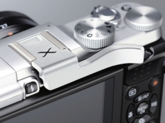 FUJIFILM X-M1の購入でカメラバッグやサムレストがもらえる