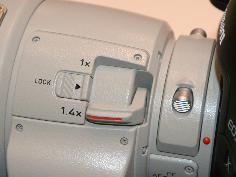 レンズ根元付近のスイッチでエクステンダーの使用・不使用を切り替える