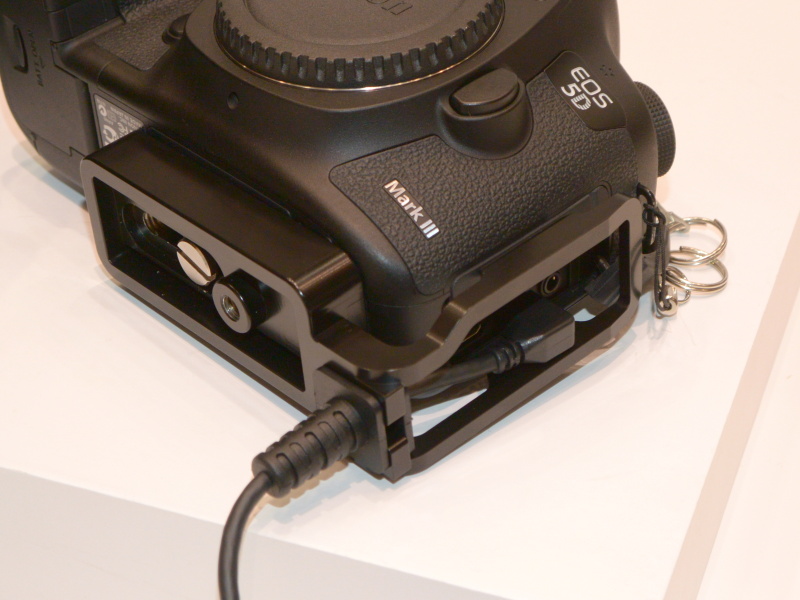 ケーブルを引っぱる力がカメラ側に伝わらないようになっている